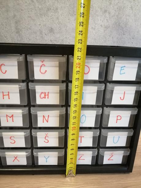 Abecedná skrinka montessori s predmetmi na vkladan, 