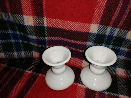 Biele keramické svietniky, 