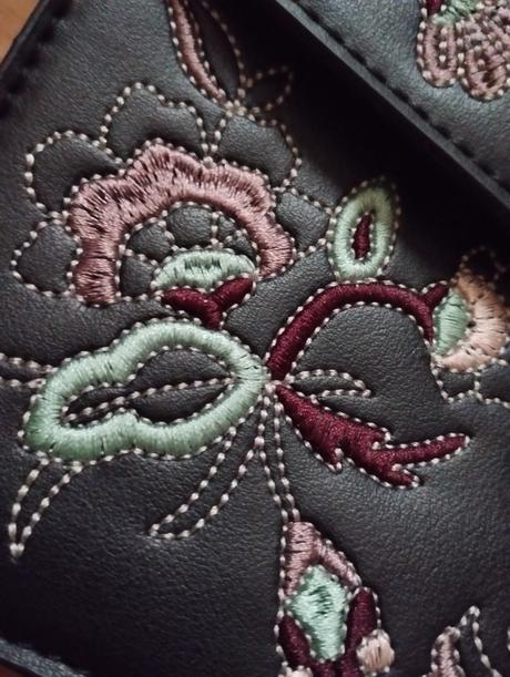 Čierna vyšívaná kabelka, 