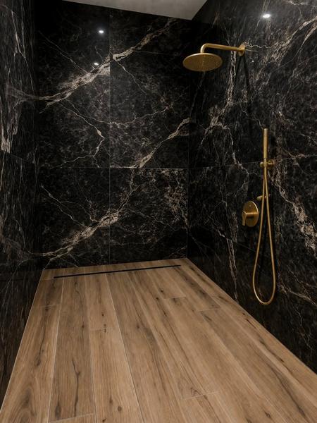 Čierna mramorová kúpeľňa: Skúsenosti s vodným kameňom?