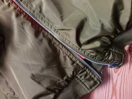 Bomberka s kapucňou, gate,158