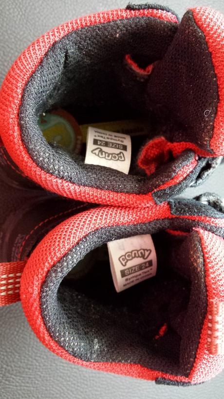 Cervene zimne topanky, 24