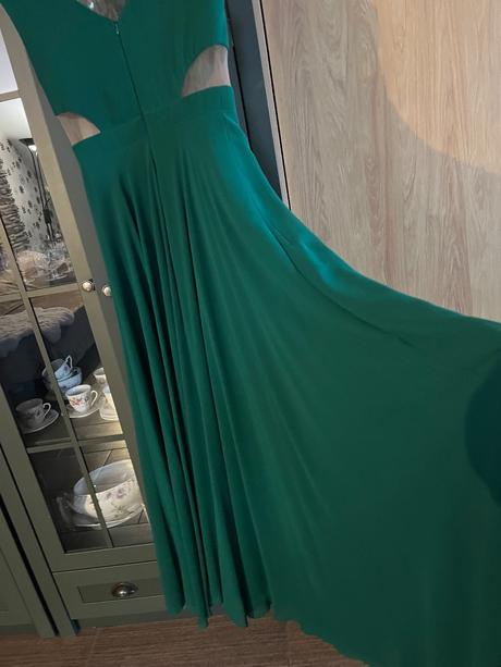 Smaragdovo zelene saty, 40