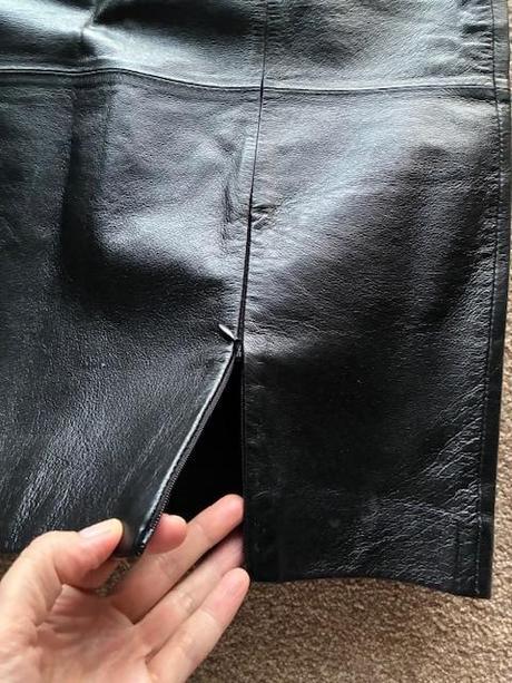 Kožená púzdrová sukňa vpredu s rozparkom na zips, m