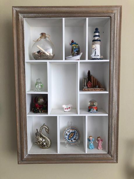 Nástenná polica s okienkami v provance štýle, 