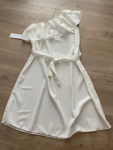 Šaty na jedno rameno, 