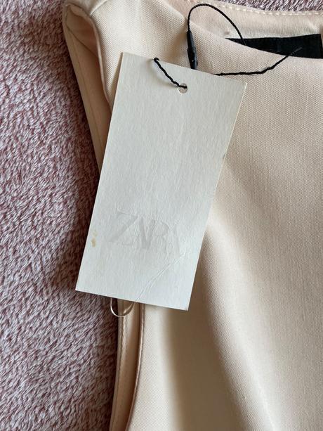 Elegantné volánové šaty, zara,m