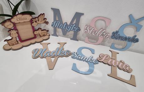 Drevene pismenka s manami, 