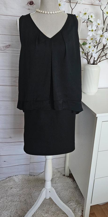 Pekné zaujímavé šaty, 38