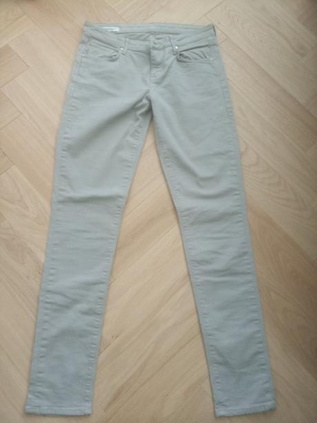 Značkové jeansy, 28