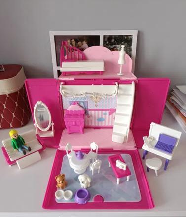 Skladací a prenosný domček pre bábiky,