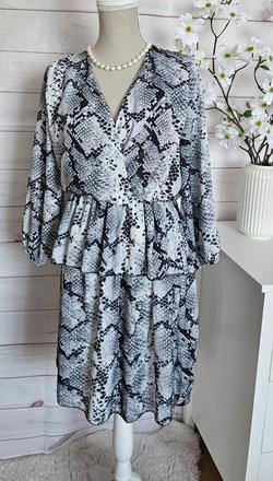 Pekné lahulinké šaty, s