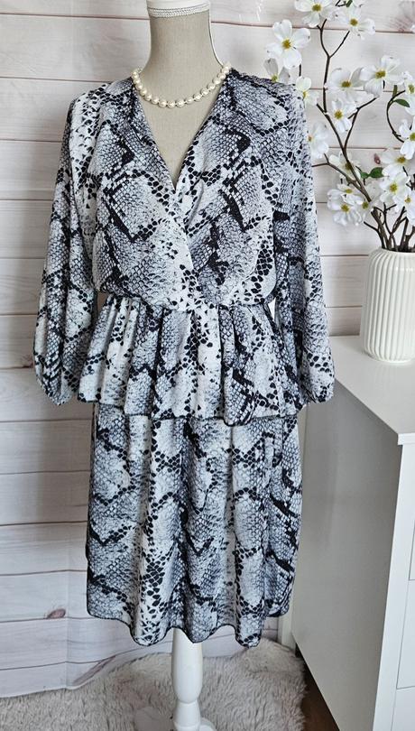 Pekné lahulinké šaty, s