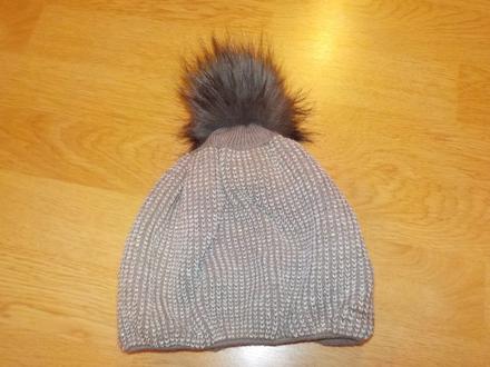 Čiapka s kožušinovým brmbolcom, s