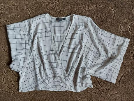 Krátka oversized blúzka s výstrihom, s