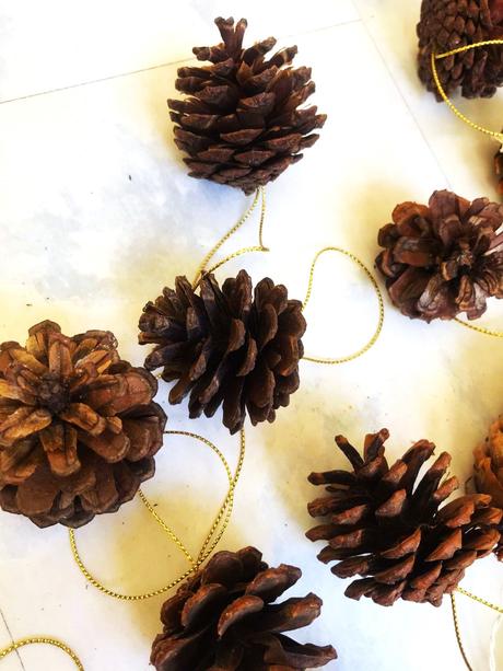 Naturálne ozdoby/šišky 60 ks, 