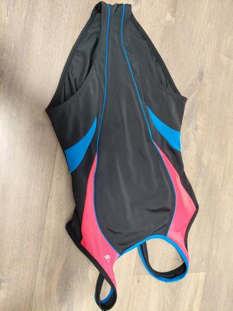Dievcenske sportove plavky, 152