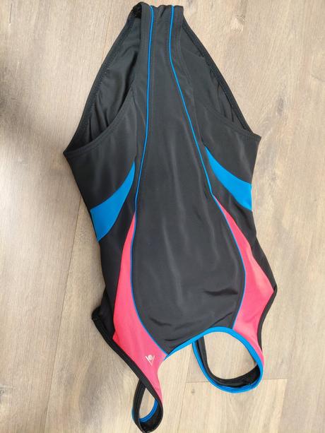 Dievcenske sportove plavky, 152