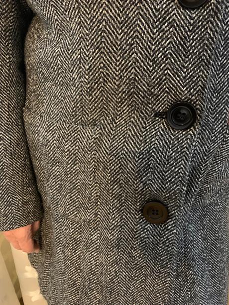 Tmavo sivy kabat polodlhy, 42