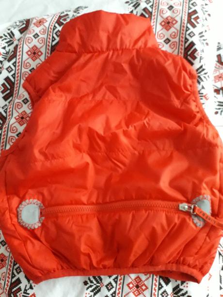 Vesta červená uni dĺžka 37cm oblečená max 2x u bab, 86