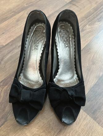 Čierne lodičky, 39