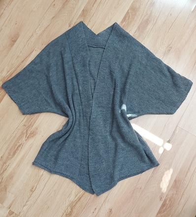 Šedý kardigan,
