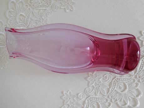 Alexnadritové hútni sklo s růži výška 27,5 cm, 