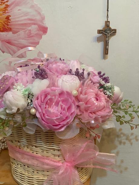 Veľká mydlova kytica v pletenom priborniku, 