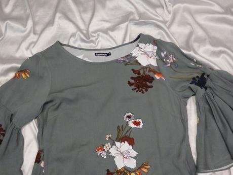 Kvalitný kvetinkový top soulmate, s