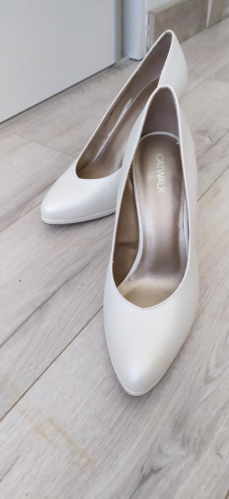 Svadobné šaty a topánky, l