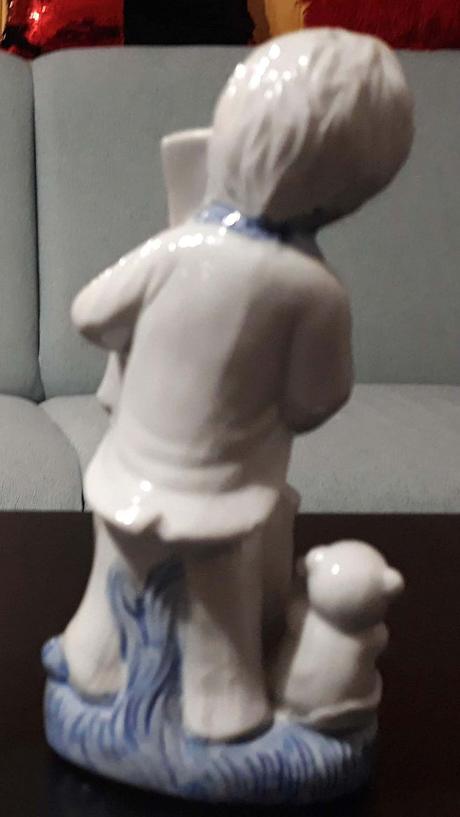 Porcelánová soška chlapec,