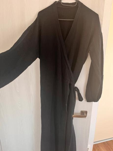 Muselínové cierne saty, 