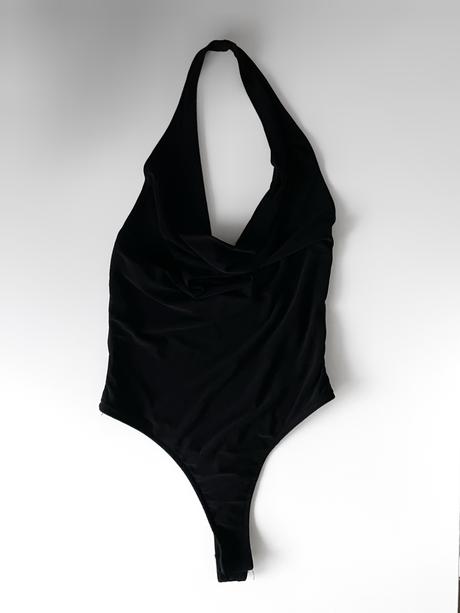 Halterneck body s padavým nariaseným výstrihom, bershka,xs