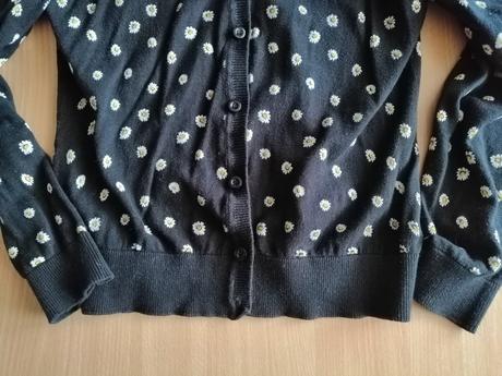 Čierny svetrík s margarétkami, veľkosť 36, new look,36