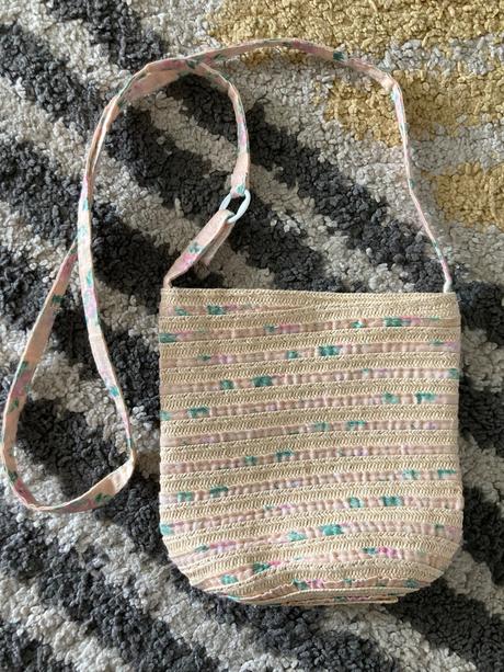 Malá slamená kabelka, 