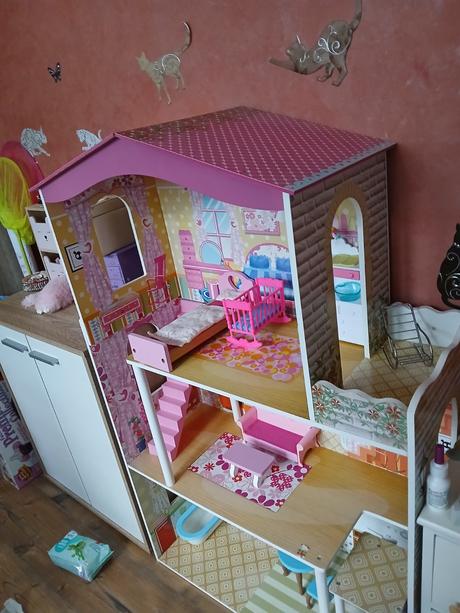 Dreveny domcek pre barbie,