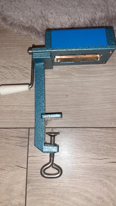Retro strojček na rezance,