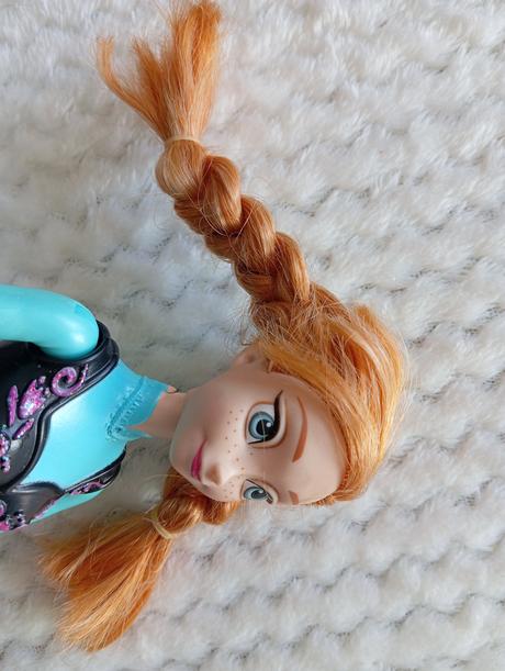Barbie mattel anna na korčuliach, 