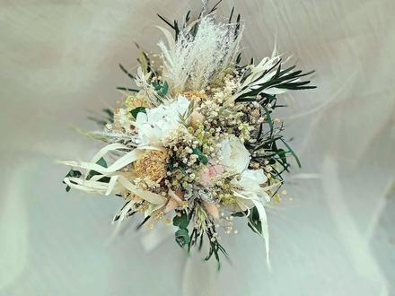 Krásne bohostyle a green kytice, ikebany plne pamp, 