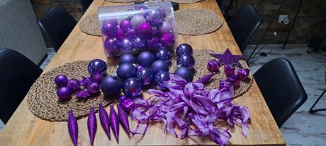 Fialove vianocne ozdoby,