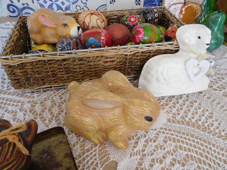 Veľkonočné kraslice drevené a iné, keramický zajko, 