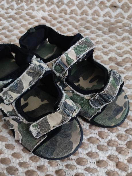 Pevnejšie sandále, 34