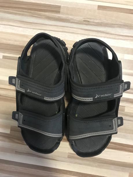 Čierne sandále, 31