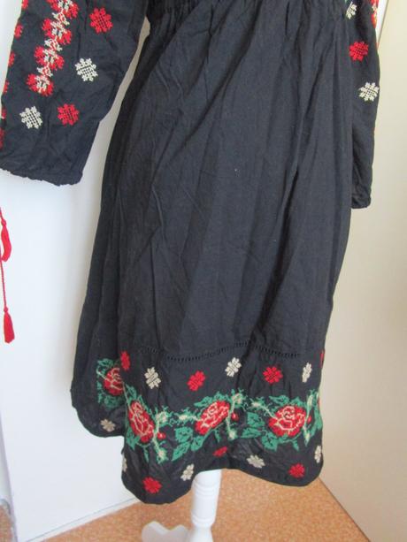 2393. šaty vyšívané, m