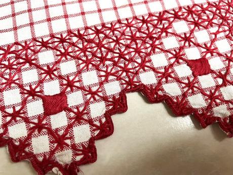 Vyšívaná vitrážka,