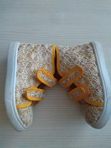 Žlto zlaté moderné členkové tenisky, 25