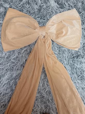 Zamatová krémová mašľa, 