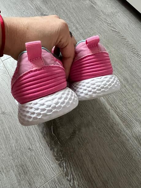 Ruzove tenisky, champion,34