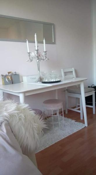 Poradíte, akú farbu stoličiek do obývačky? Foto pridávam.