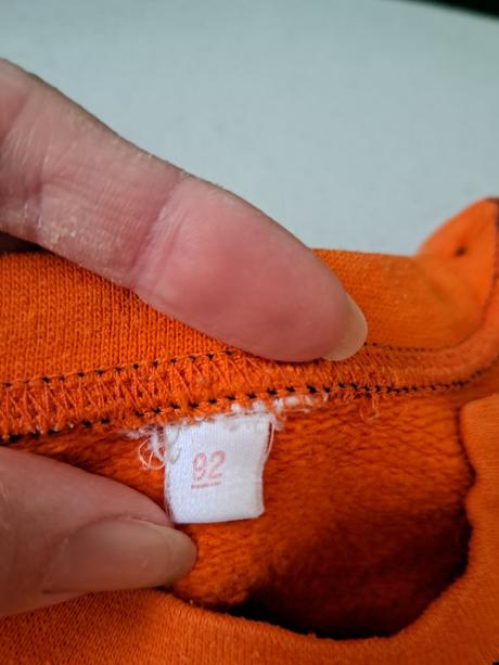 Oranžová mikina, 92